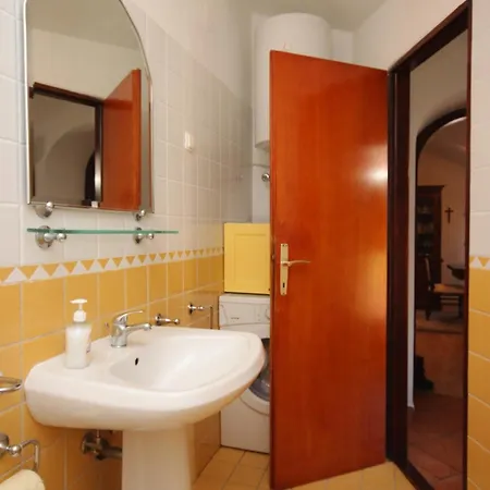 Gasthof Apartments And Rooms With Parking Space Cunski, Losinj - 2498